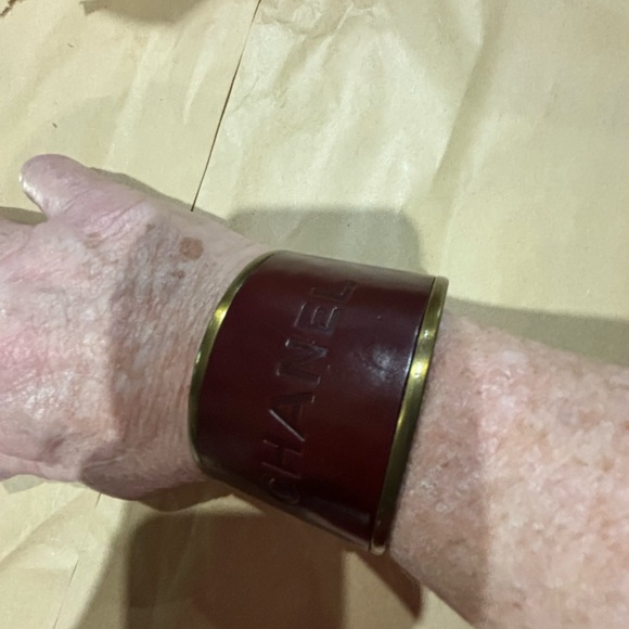 Chanel metal cuff bracelet with leather inlay, beautiful authentic - Picture 7 of 11